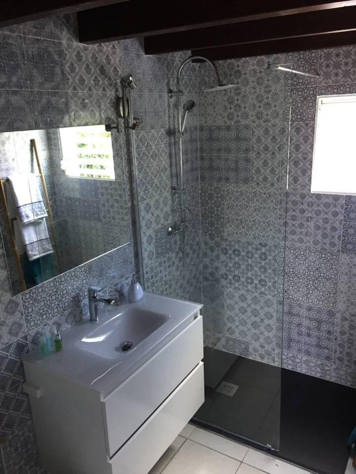 Appartement T2 tropical en bord de piscine à 100m de la mer à Le Carbet Extérieur photo