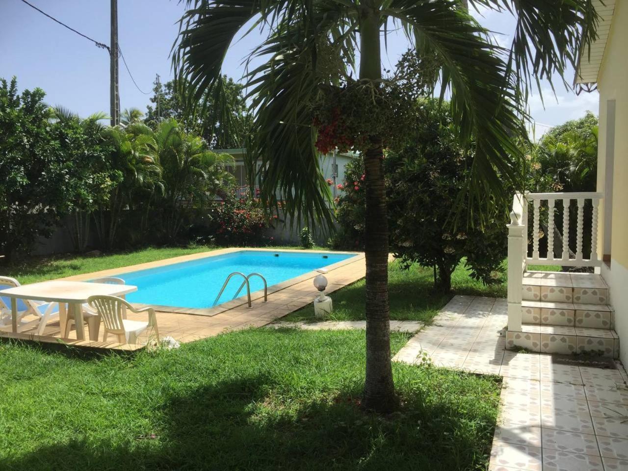 Appartement T2 tropical en bord de piscine à 100m de la mer à Le Carbet Extérieur photo
